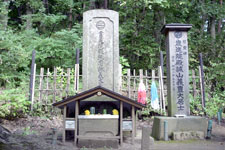 会津若松市天寧寺にある近藤勇の墓(左)と土方歳三の碑(右)